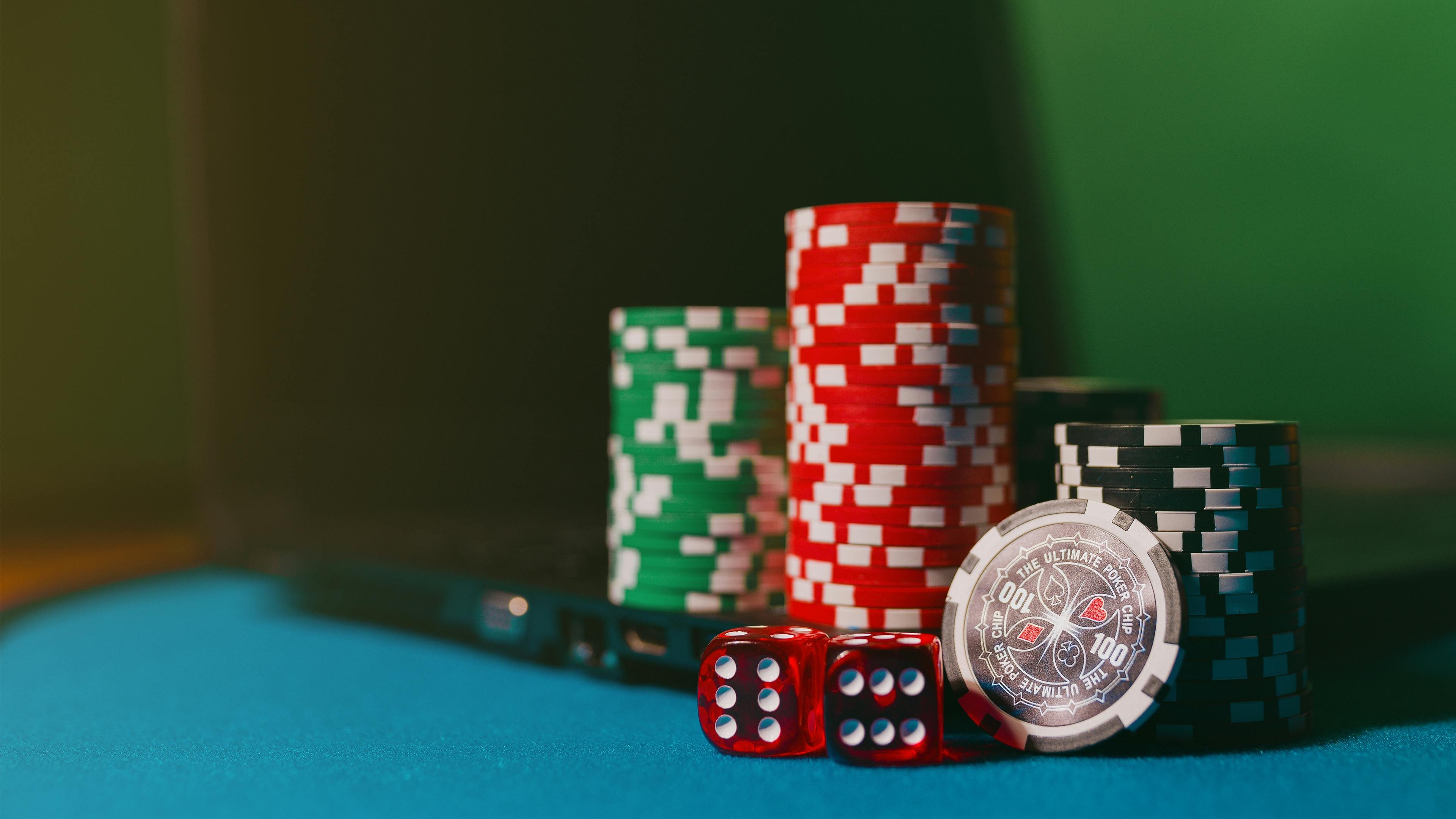 Ilustrasi keamanan digital dan perlindungan data pribadi pemain live casino di platform dengan enkripsi